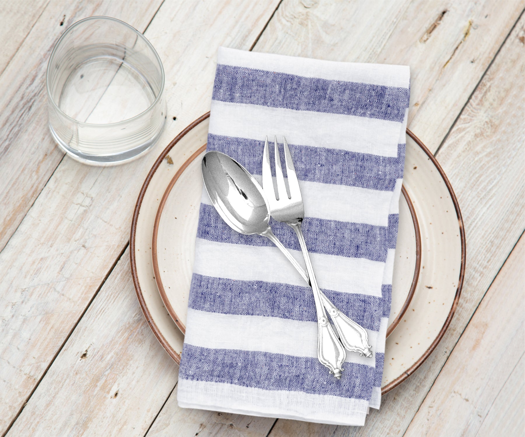 Simple and stylish linen napkins, versatile for any event from casual dinners to elegant affairs.