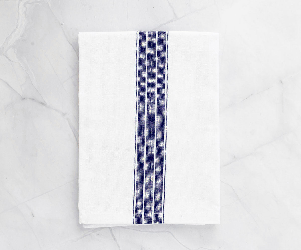 White and blue napkins, in a classic combination, bring a fresh and serene vibe to your dining experience.