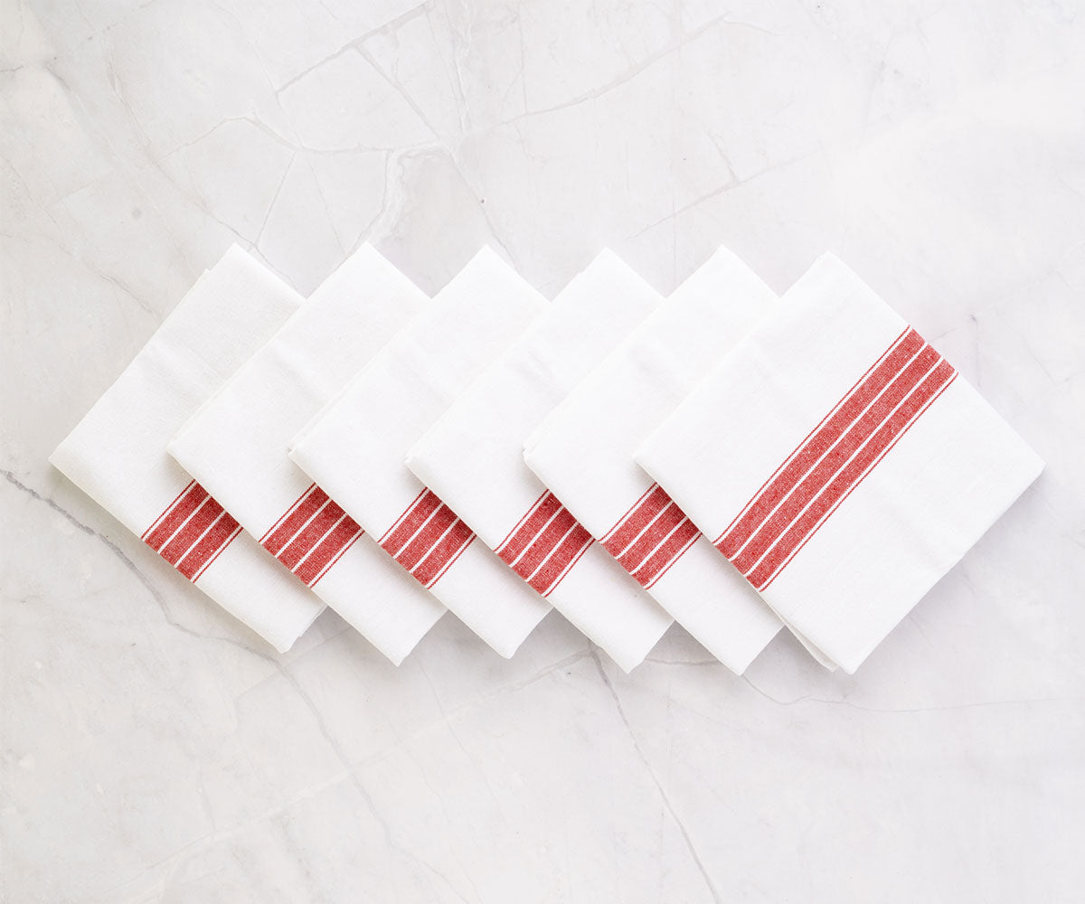 Striped napkins, with their playful pattern, add a touch of modern style to your thanksgiving table setting.