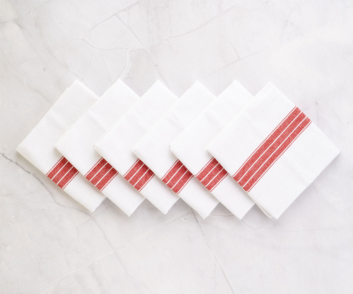 Striped napkins, with their playful pattern, add a touch of modern style to your table setting.