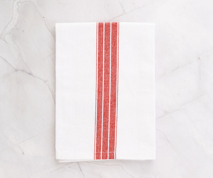Red and white napkins, in a classic combination, bring a vibrant and festive atmosphere to your meals.