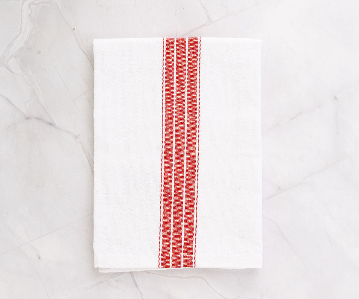 Red and white napkins, in a classic combination, bring a vibrant and festive atmosphere to your meals.