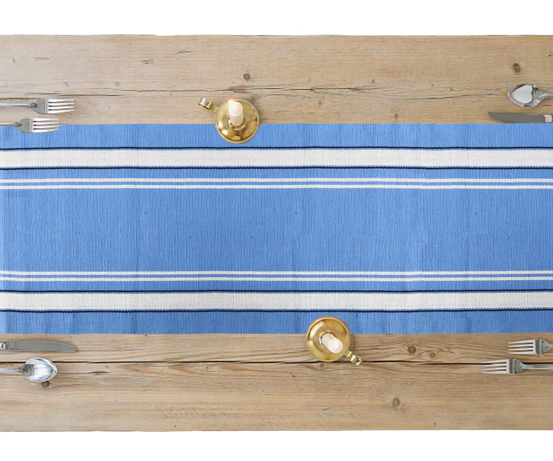 Versatile table runner for round and rectangular tables.