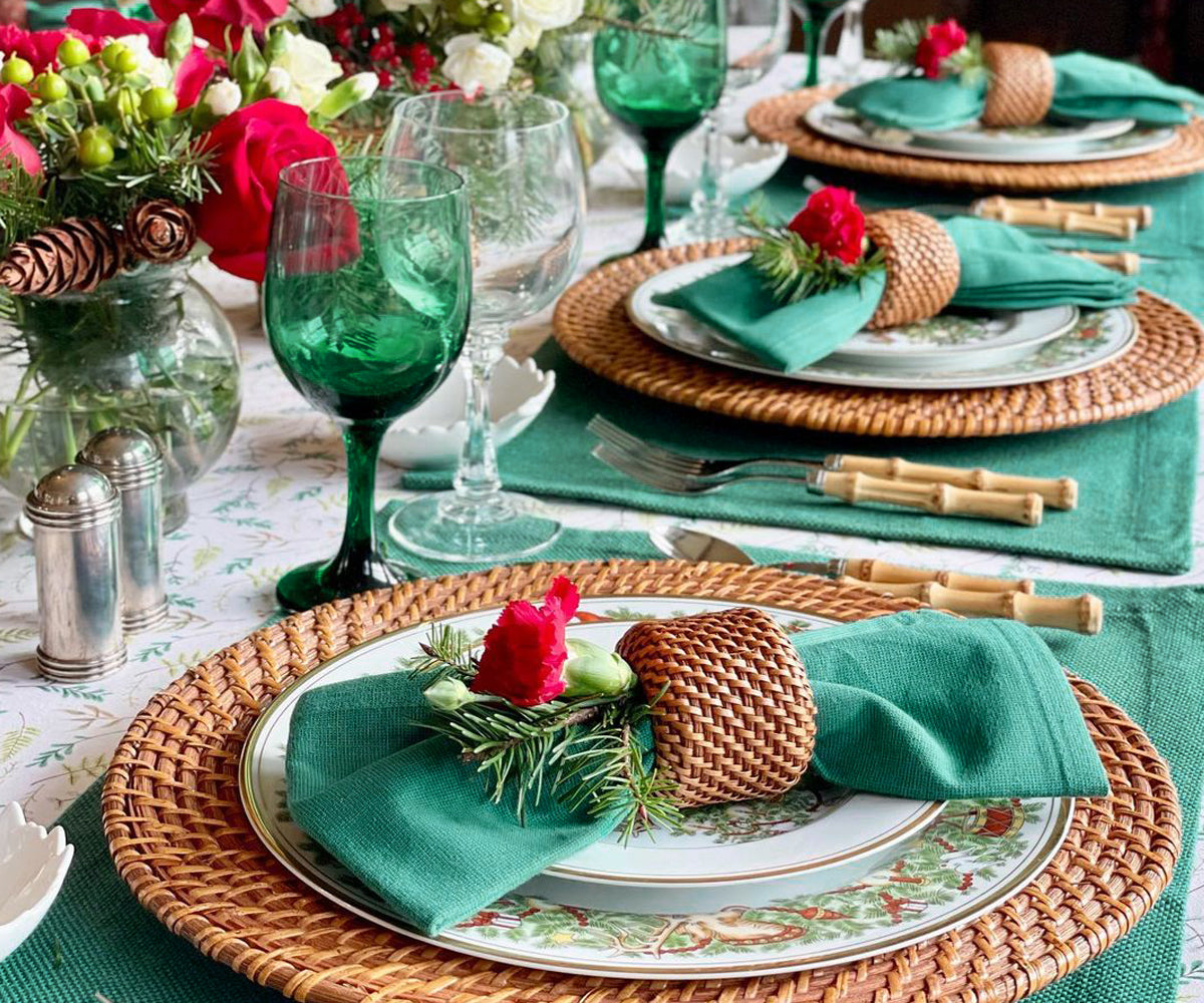 Elevate your table with black, red, and table placemats. Embrace Thanksgiving with themed options for a delightful dining experience.