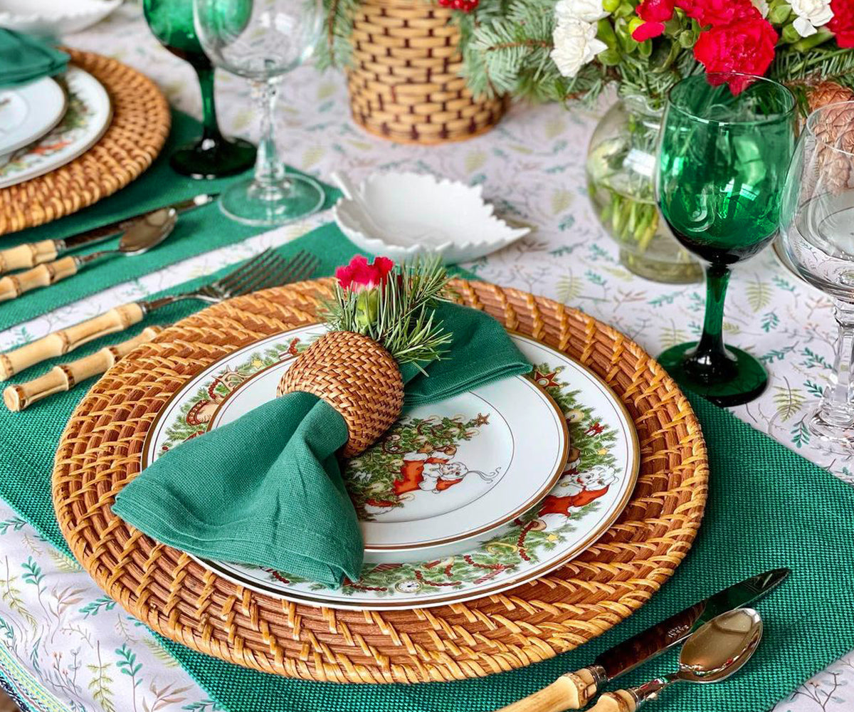 Explore the elegance of blue, green, and outdoor placemats, and make your choice among the best options for a stylish and practical dining setup.