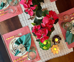 Enhance your dining table with red fabric placemats, combining style and protection for a more elegant eating experience.