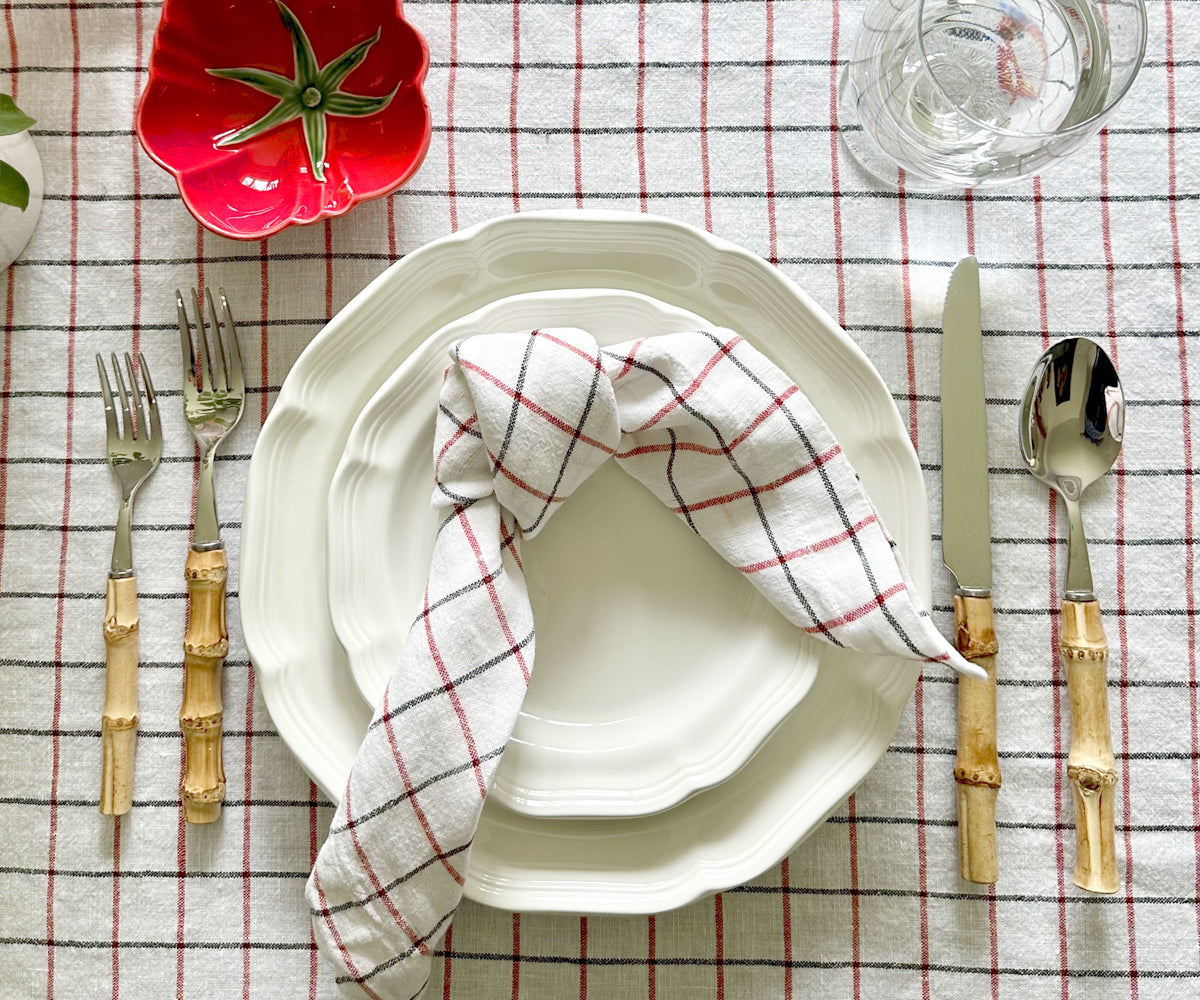 Pink linen napkins, adding a soft and feminine touch to your table decor.