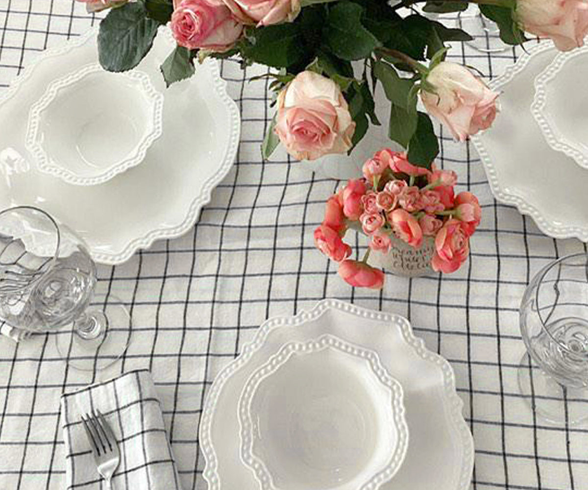 Introducing black and white stripe tablecloths, including round options, in a variety of sizes for your preference.