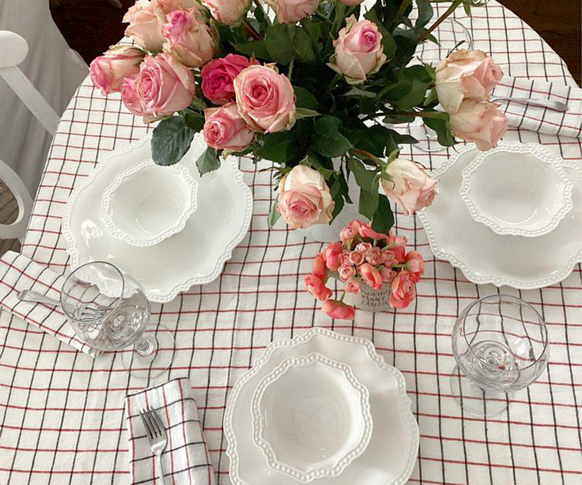 Explore our collection of black and white stripe tablecloths with different sizes, including rounds for your tables.