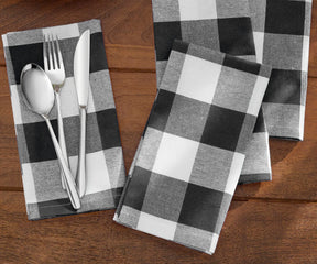 Elevate your table with gray napkins, lending a touch of contemporary elegance to your dining ambiance.
