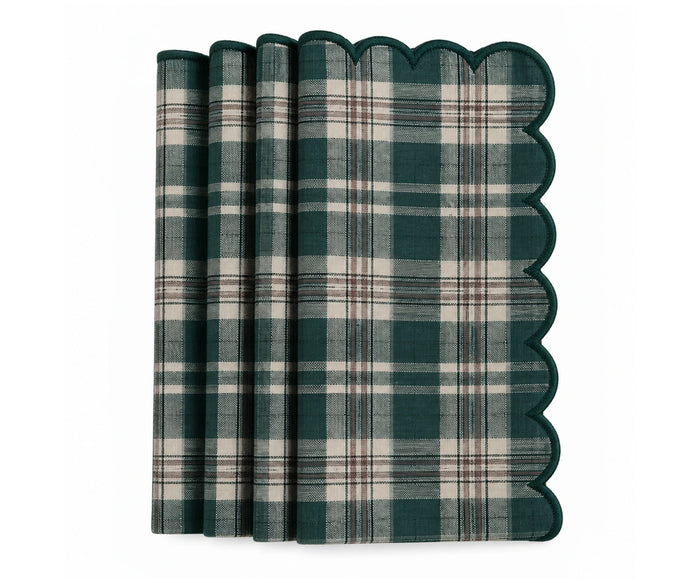 Green and white plaid Christmas cloth napkin with scalloped edge, classic checkered design for farmhouse holiday table décor and Christmas dinner.