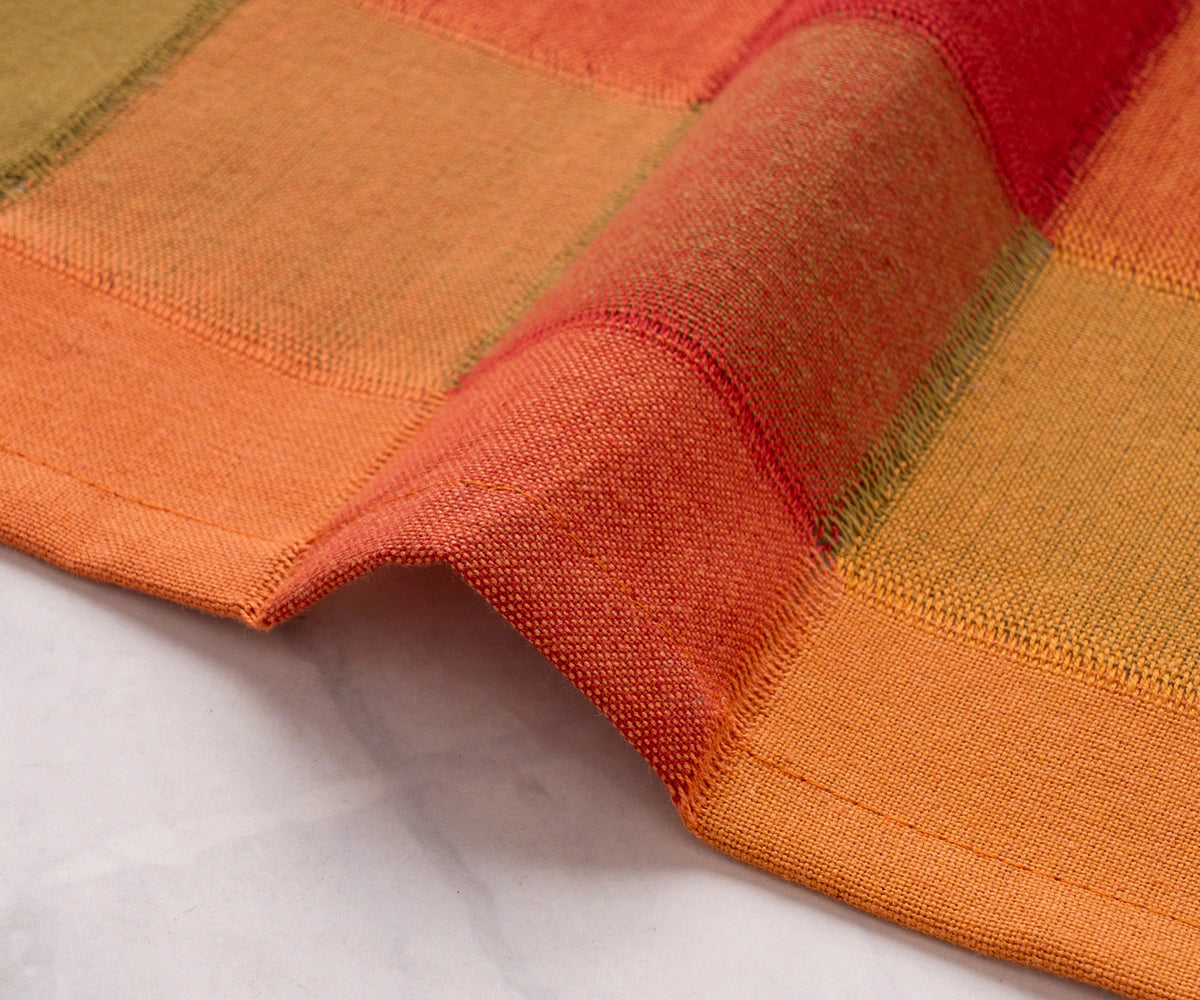 Checked napkins that add texture and charm to your dining arrangement.