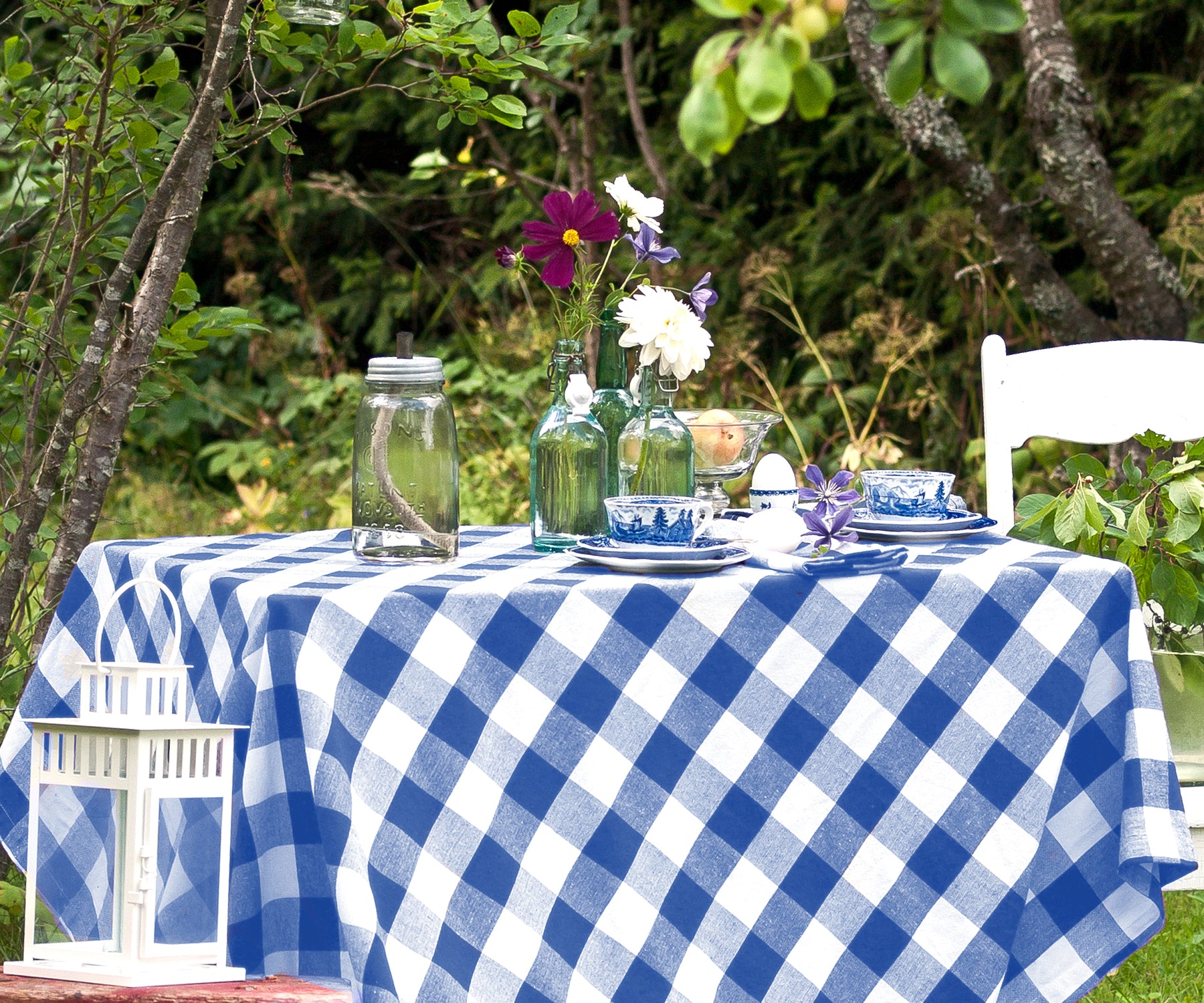 The classic pattern of a checkered tablecloth is perfect for casual events and can evoke a sense of nostalgia, bringing a relaxed atmosphere.