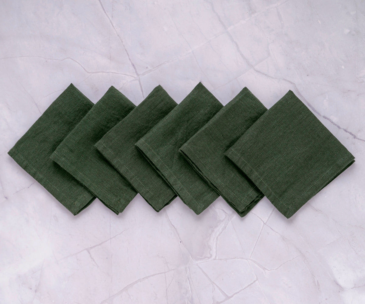 Dark green cloth napkins, a stylish choice that infuses a deep, luxurious tone into your table setting.