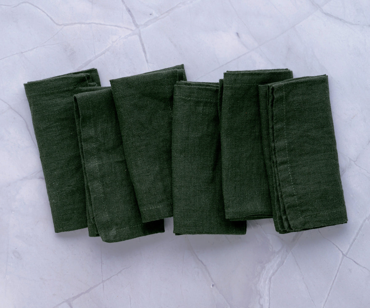 Elegant set of 6 cloth napkins, adding a touch of sophistication to your larger dining gatherings.