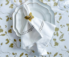 The dinner napkins, both cloth and disposable, along with personalized options, can be stored conveniently in a dinner napkin holder.