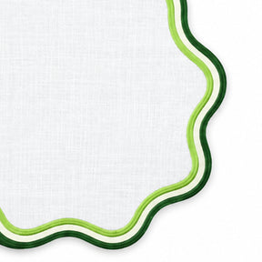 Green round cotton placemat featuring a decorative scalloped wavy edge, reusable cloth table ma