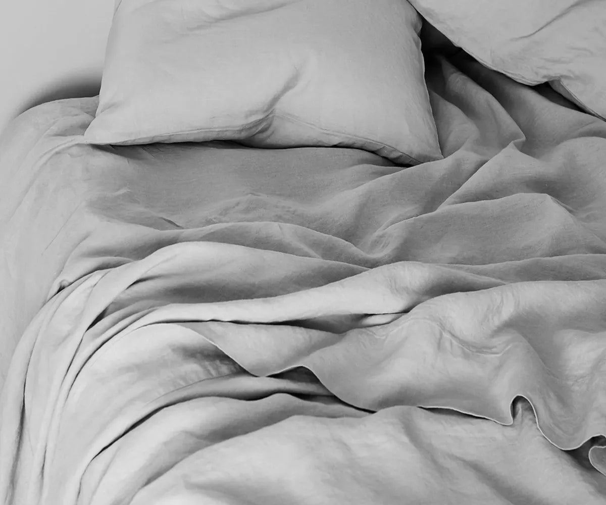 Charcoal grey linen sheet set displayed on a bed – 100% stonewashed linen, available in King, Queen, and Twin sizes