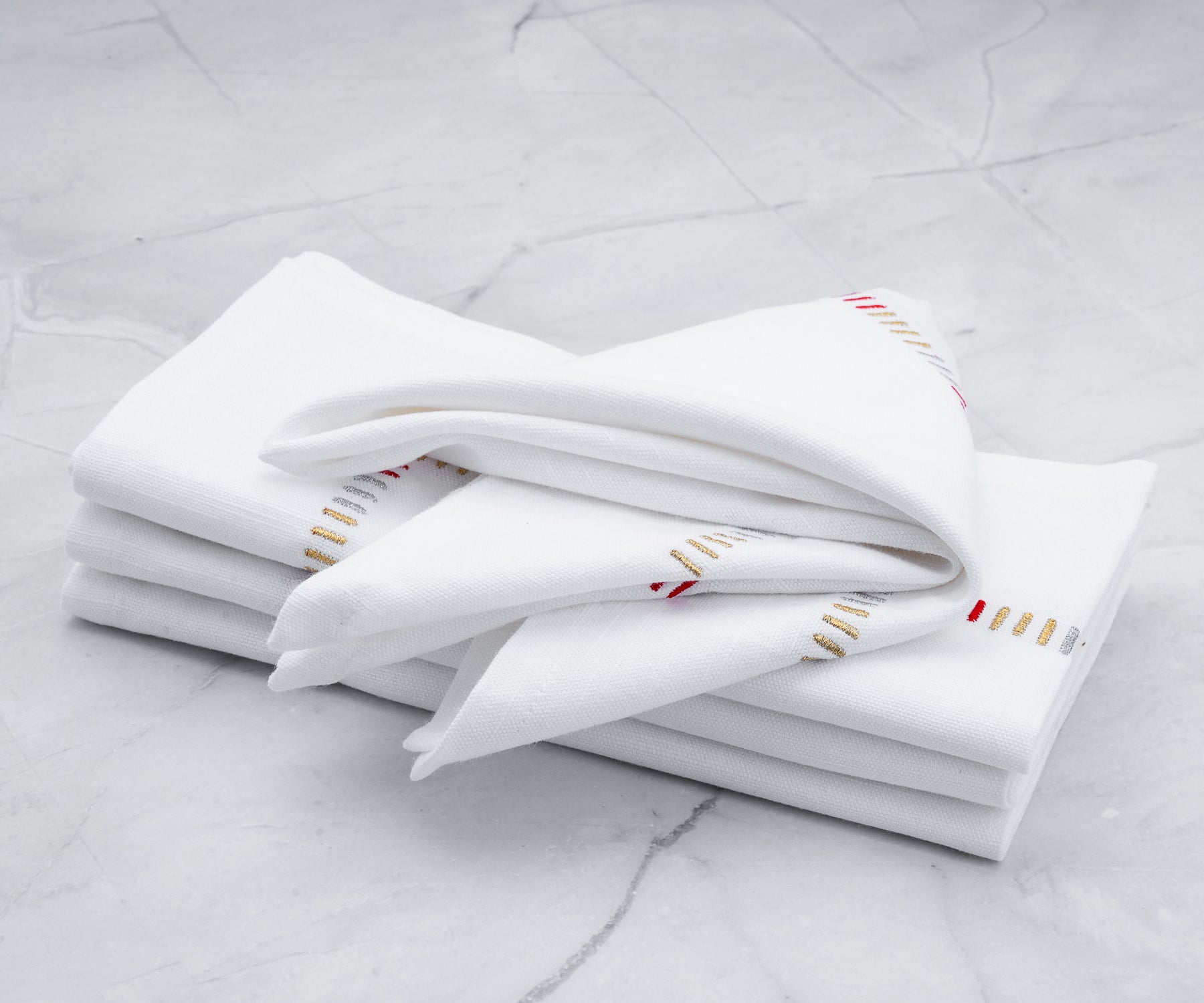 Opulent gold cloth napkins to add a touch of luxury