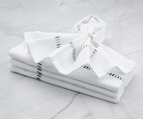 Black and white napkins for a timeless and elegant contrast