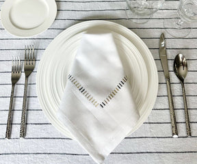 White dinner napkins for a refined and formal setting