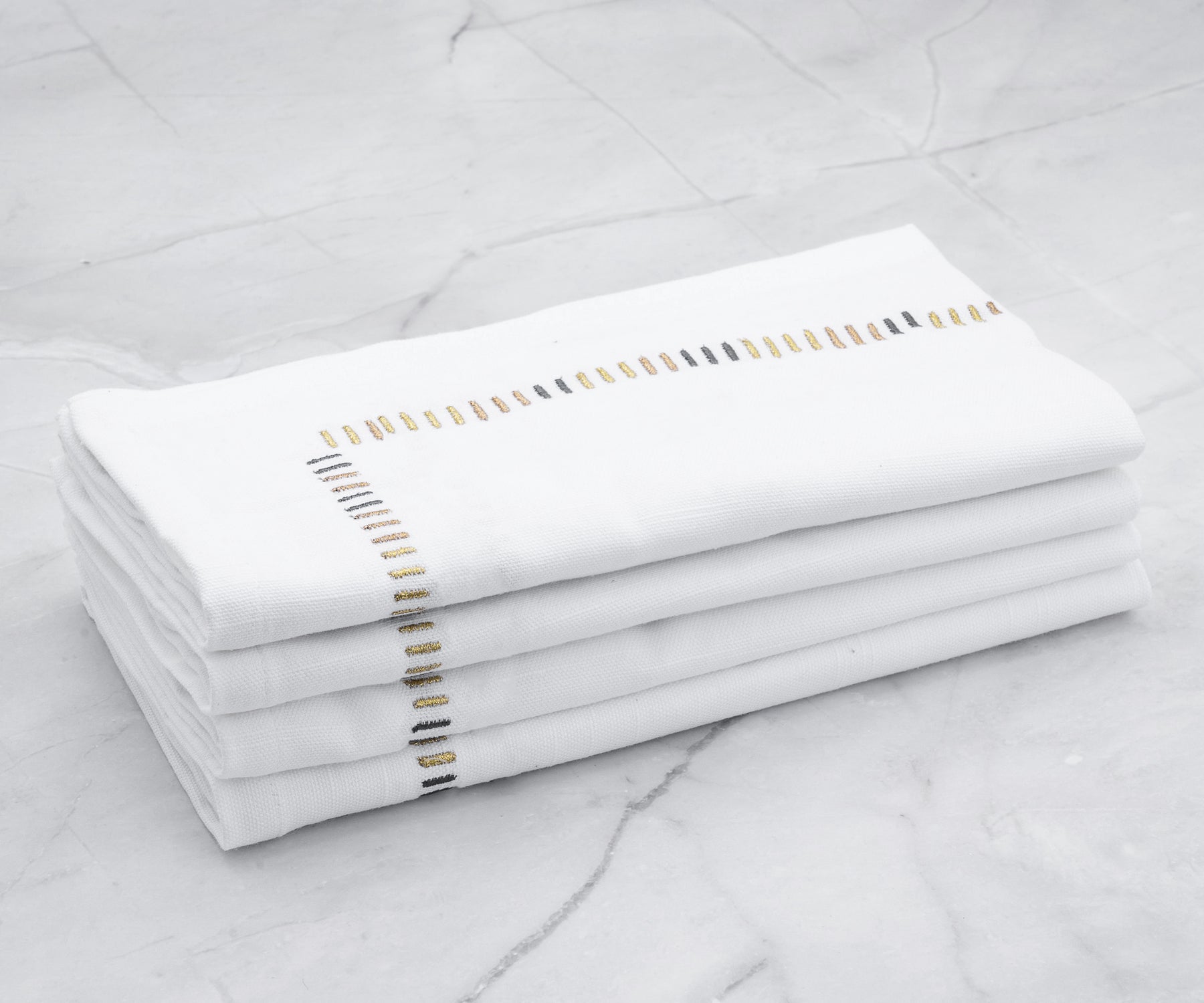  Luxurious gold cloth napkins for a touch of opulence 