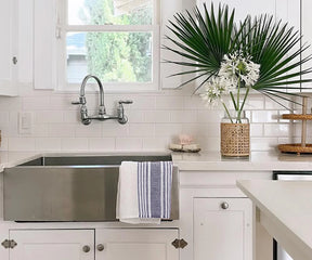 Absorbent linen kitchen towels with classic striped pattern 