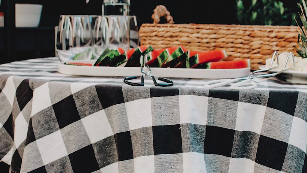 Back round tablecloth and 60-inch round tablecloth, designed for round tables.