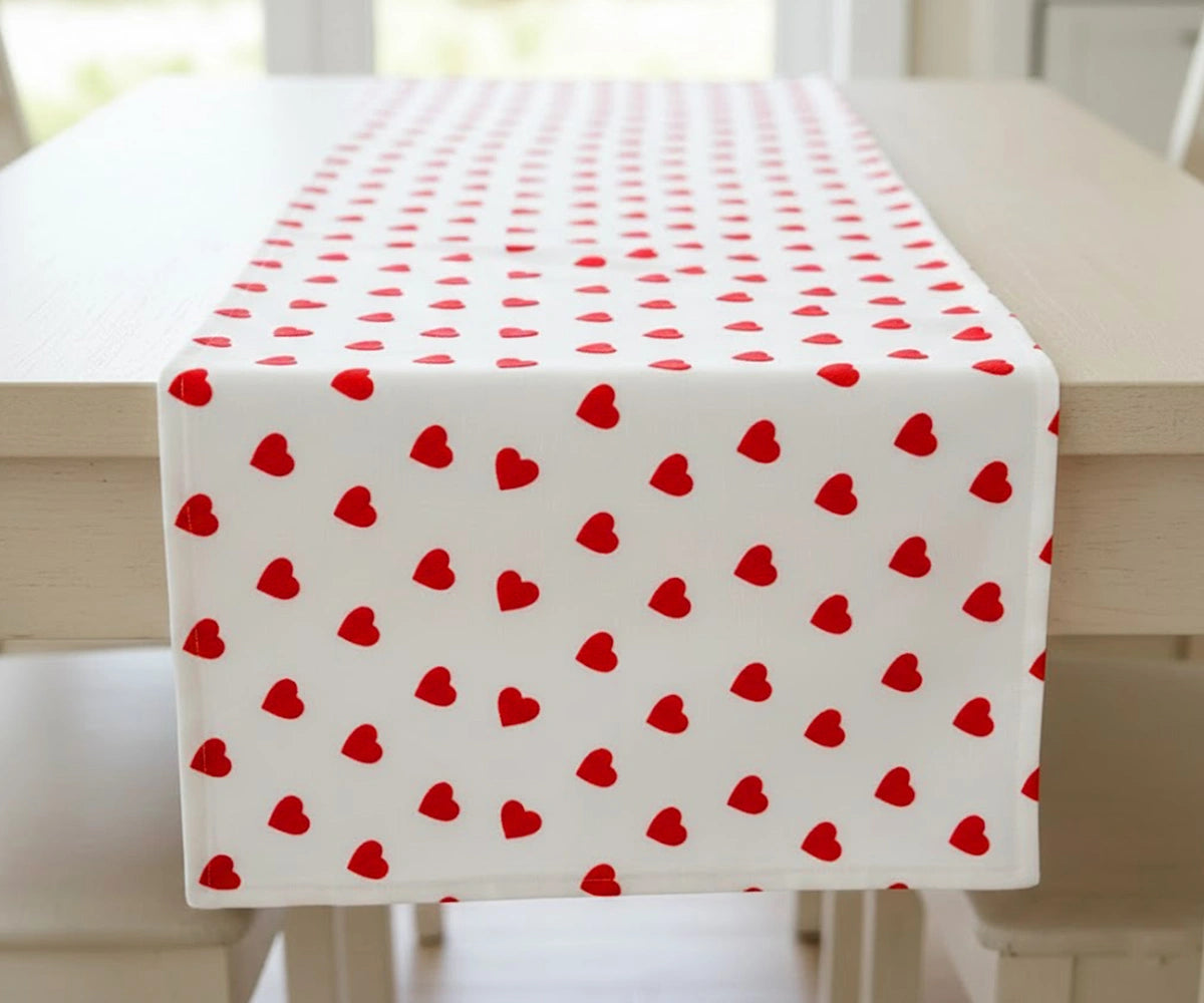 Red heart printed table runner in 100% cotton, romantic Valentine’s Day table décor for dining tables