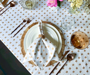 Cloth tablecloth for rectangular tables, classic look.