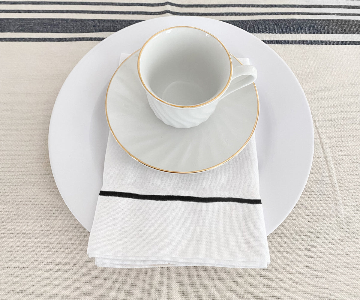 Dress up your table with white napkins adorned with seasonal decorations, perfect for festive gatherings with family and friends.
