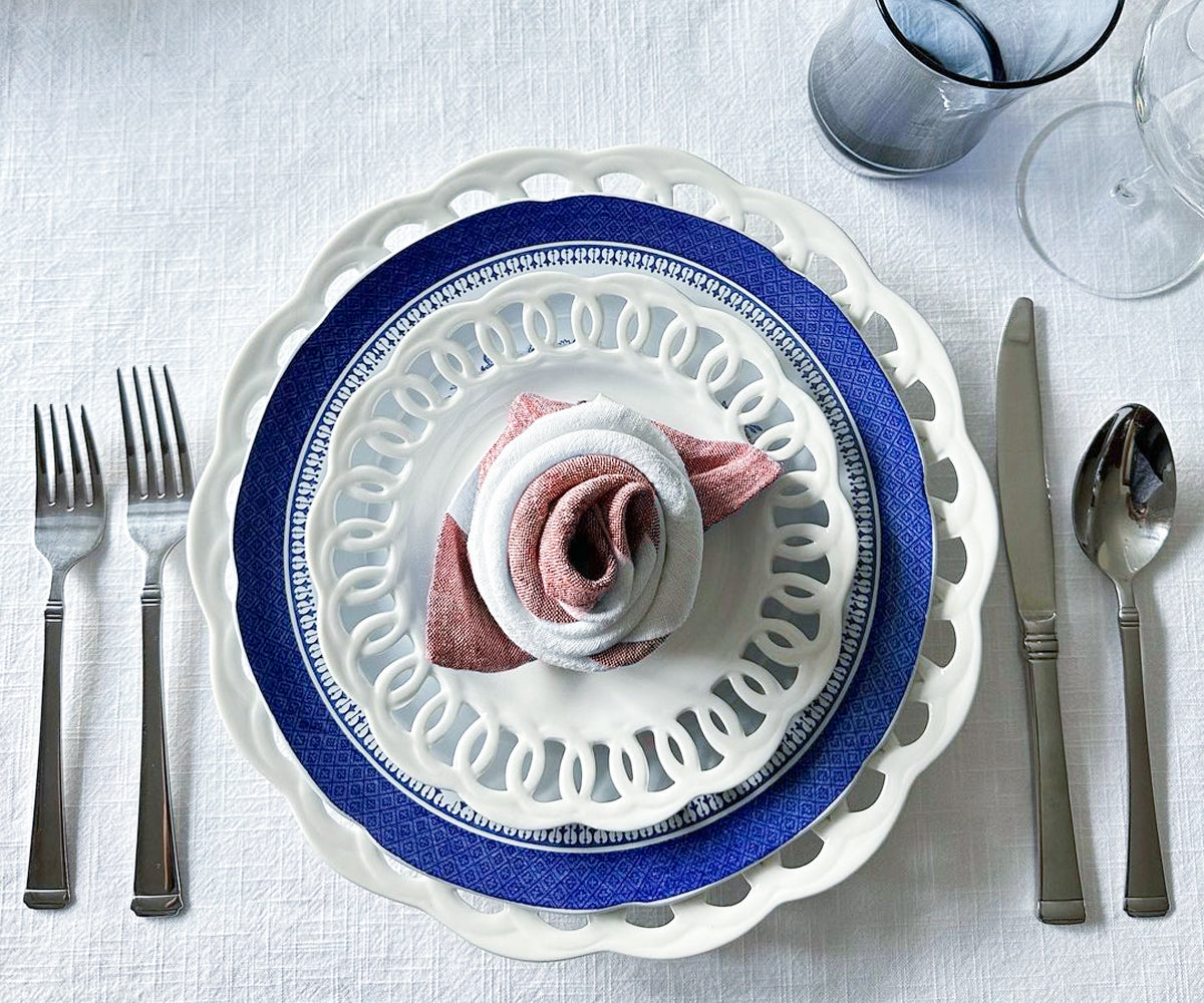 Cloth dinner napkins are available in various colors, including white, red, and other options. Choose from a range of cloth dinner napkins to suit your table setting.