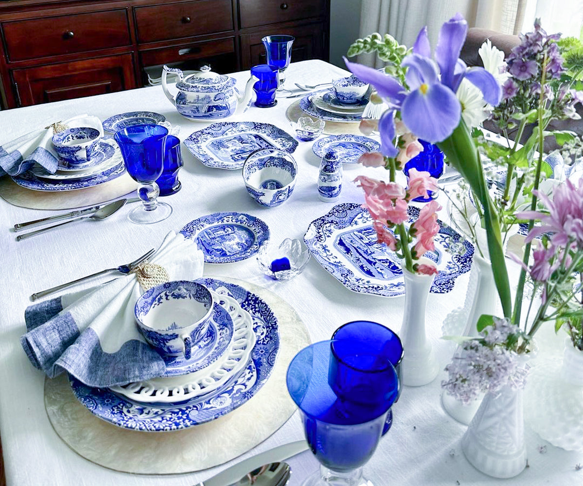 Pack of luxurious navy blue linen dinner napkins