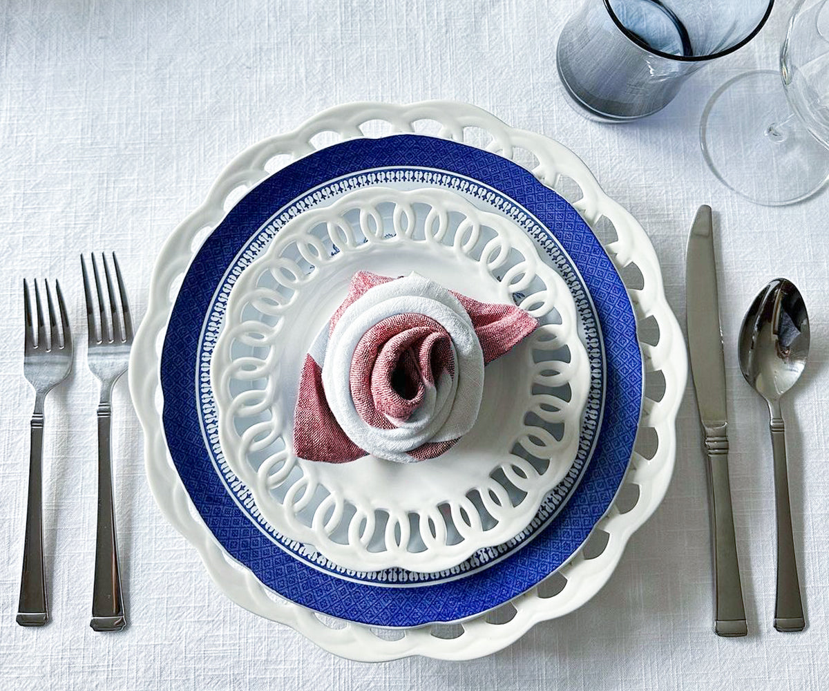 You can choose from a variety of cloth dinner napkins, including white and red options. These cloth napkins add a touch of elegance to your dining experience.