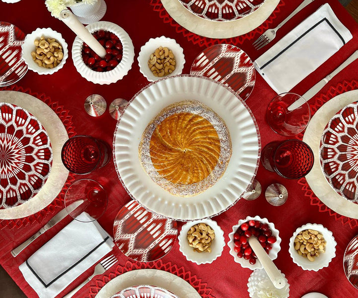 The crisp, clean look of white effortlessly enhances the aesthetic appeal of your table, whether you're hosting a formal dinner party or a casual brunch.