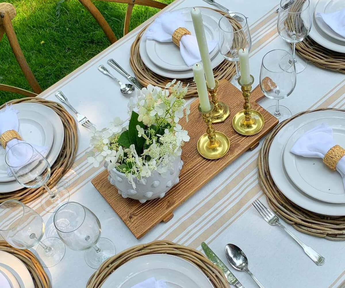 Create a soothing atmosphere with beige & cream square party tablecloths, perfect for enhancing your event's aesthetic.
