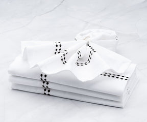The dinner napkins, both cloth and disposable, along with personalized options, can be stored conveniently in a dinner napkin holder. 