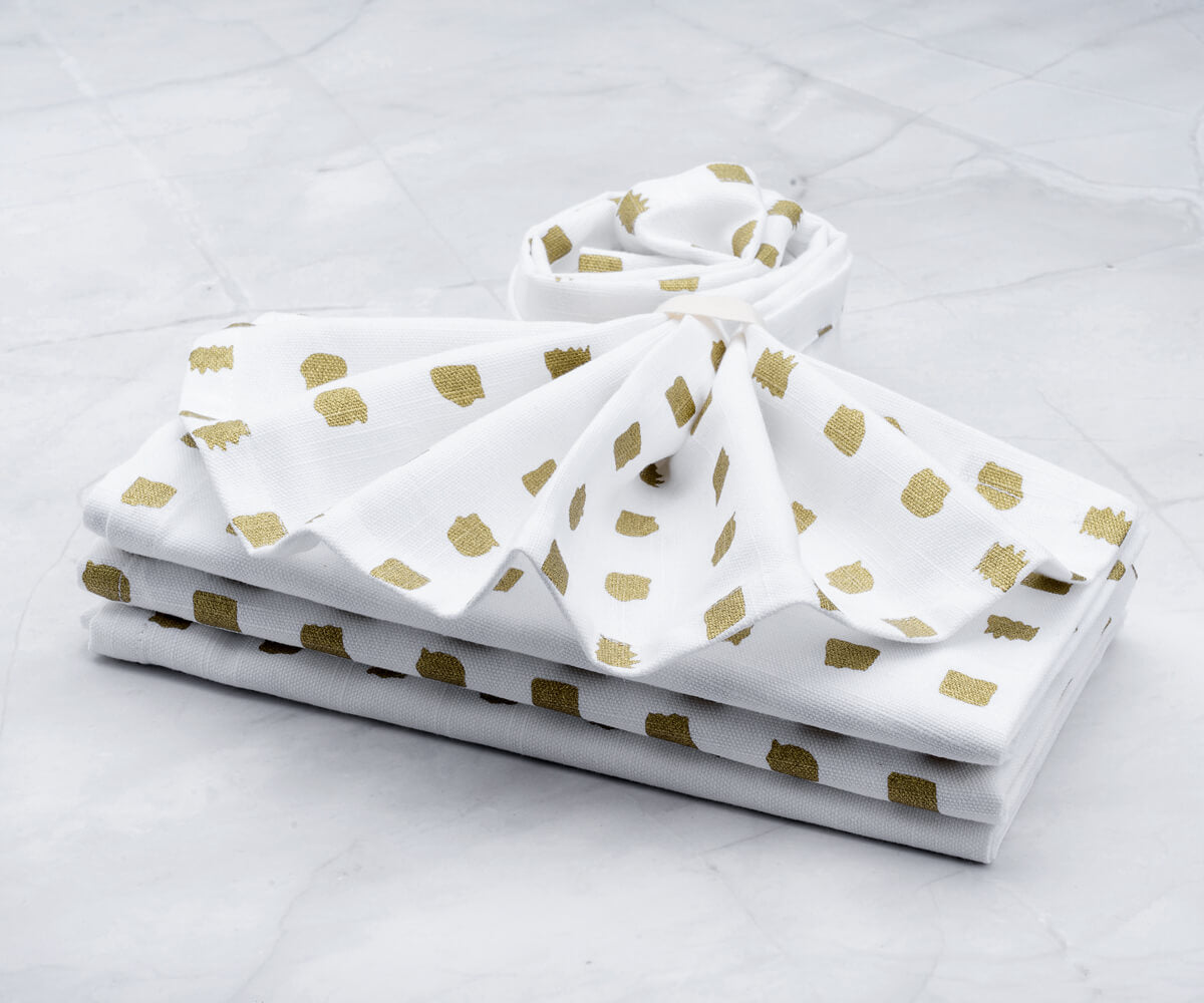 Gold and White Napkins: Luxurious accents for special events.