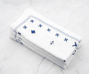 Cotton Napkins Look for cotton napkins made from high-quality, tightly woven fabric that feels soft to the touch. 