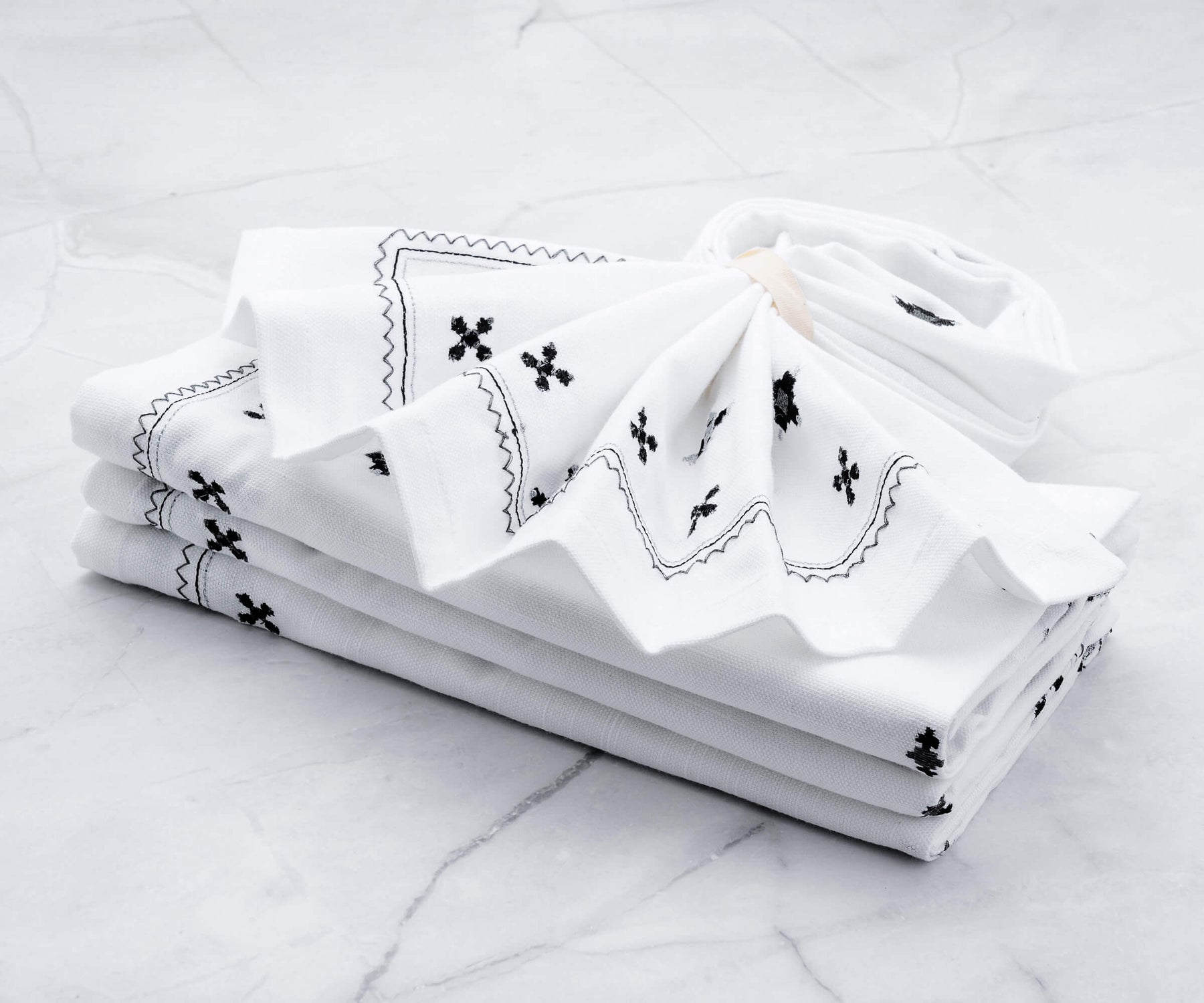 white dinner napkins come in different sizes, including standard sizes for everyday use and larger sizes for formal occasions.