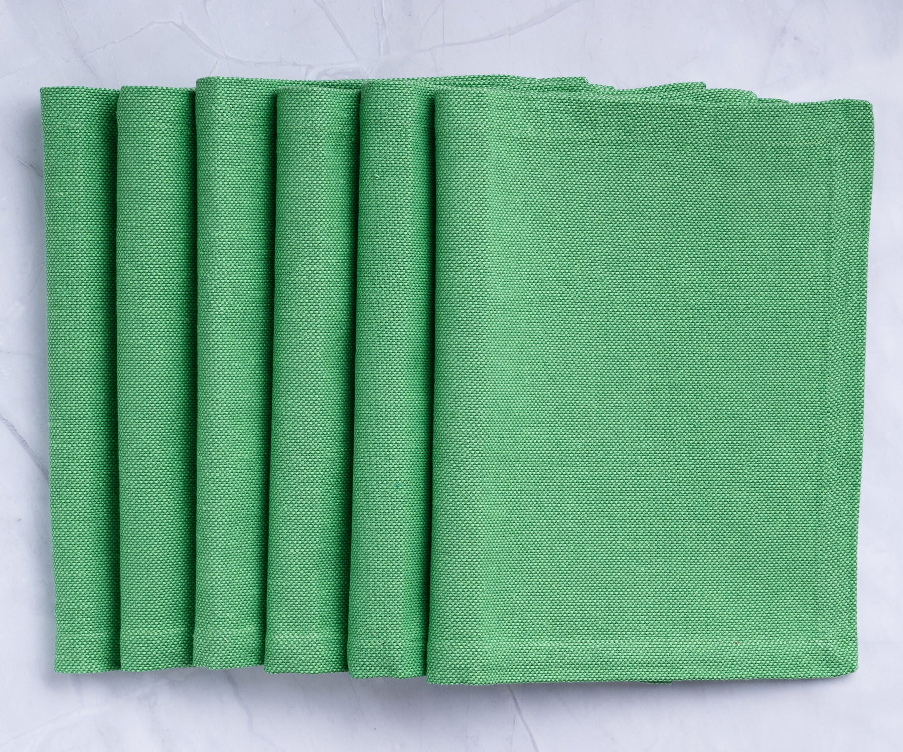 Revamp your table with green fabric placemats, adding charm and protection for a delightful dining experience. Elevate your meals today!