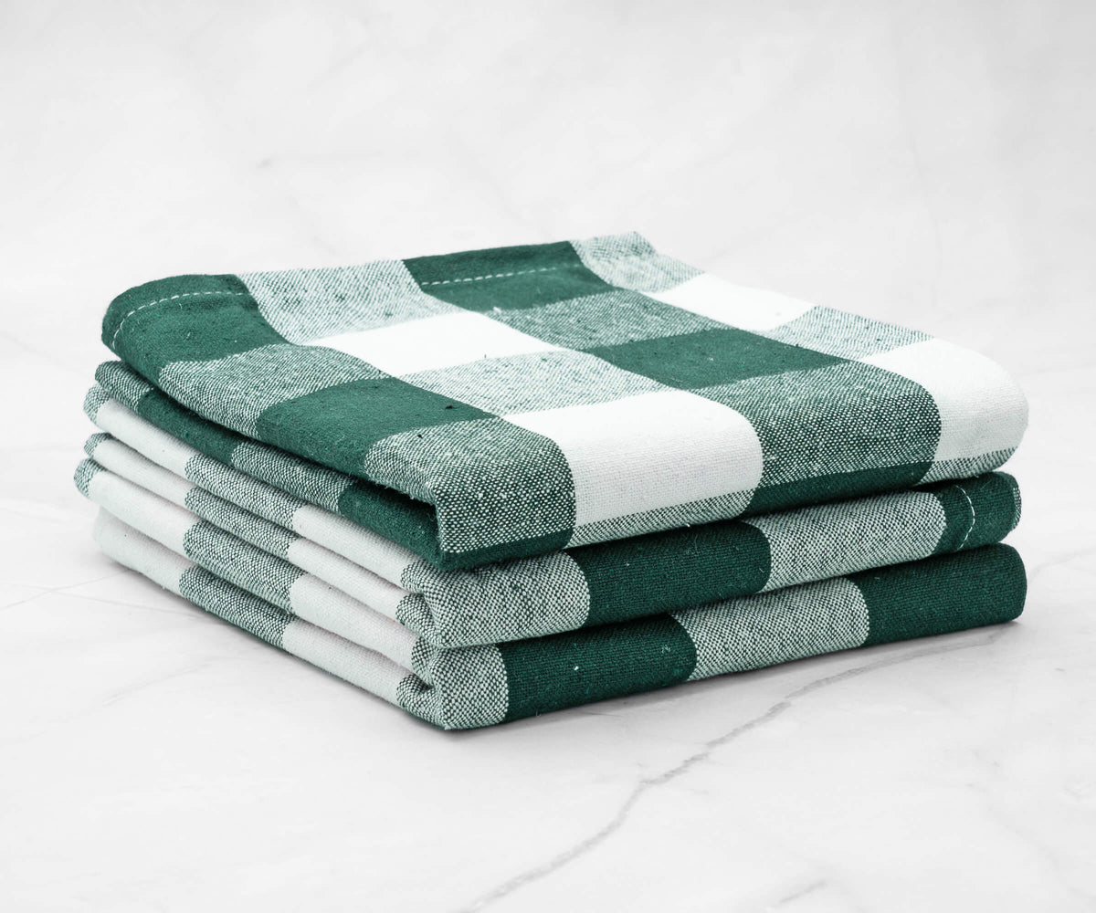 These green bar towels are made from a heavy-duty cotton fabric and are perfect for drying glasses or wiping down surfaces.