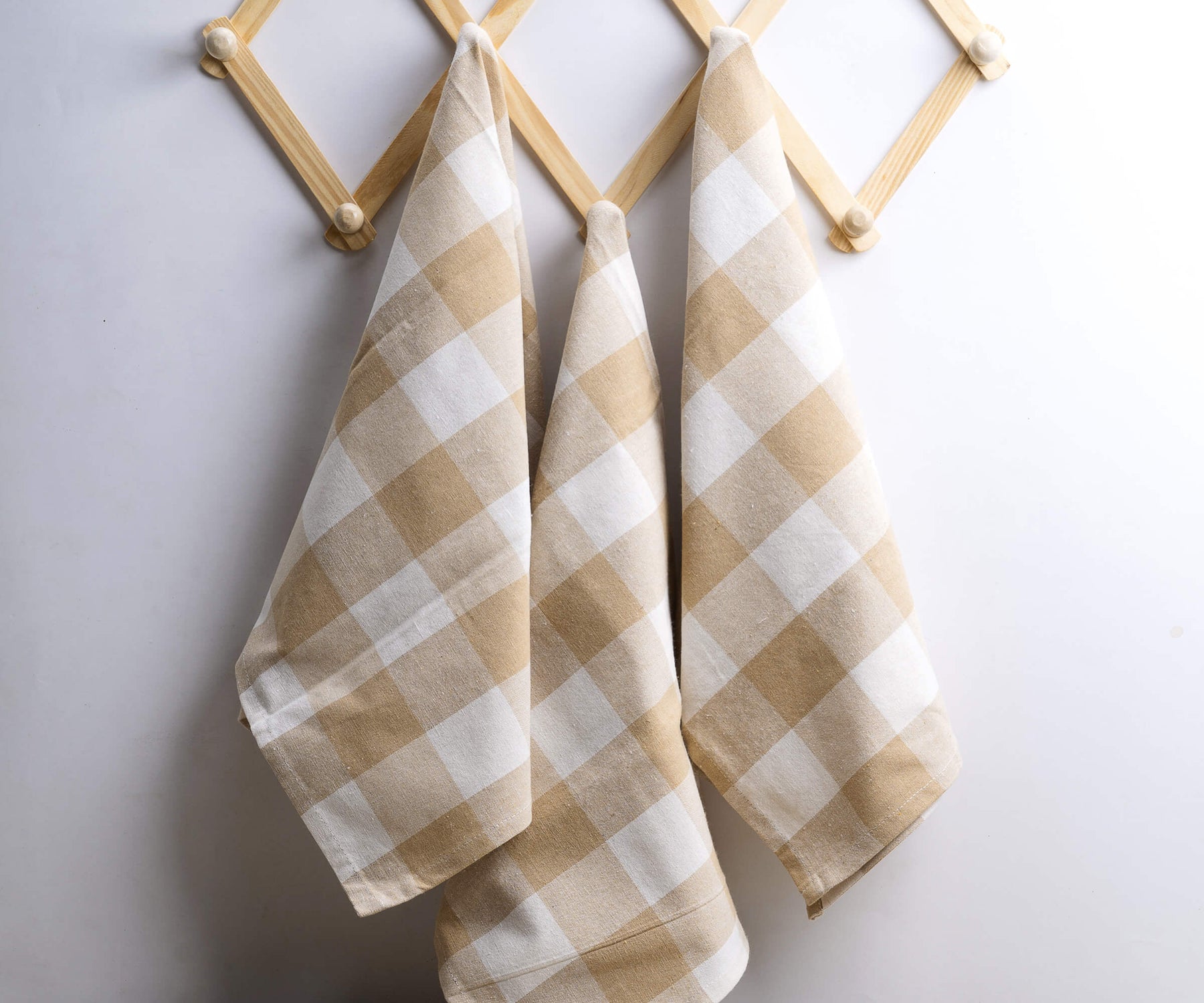 A set of kitchen towels is a great way to add a touch of personality to your kitchen. You can choose towels in your favorite color or patter beige cotton dishtowel