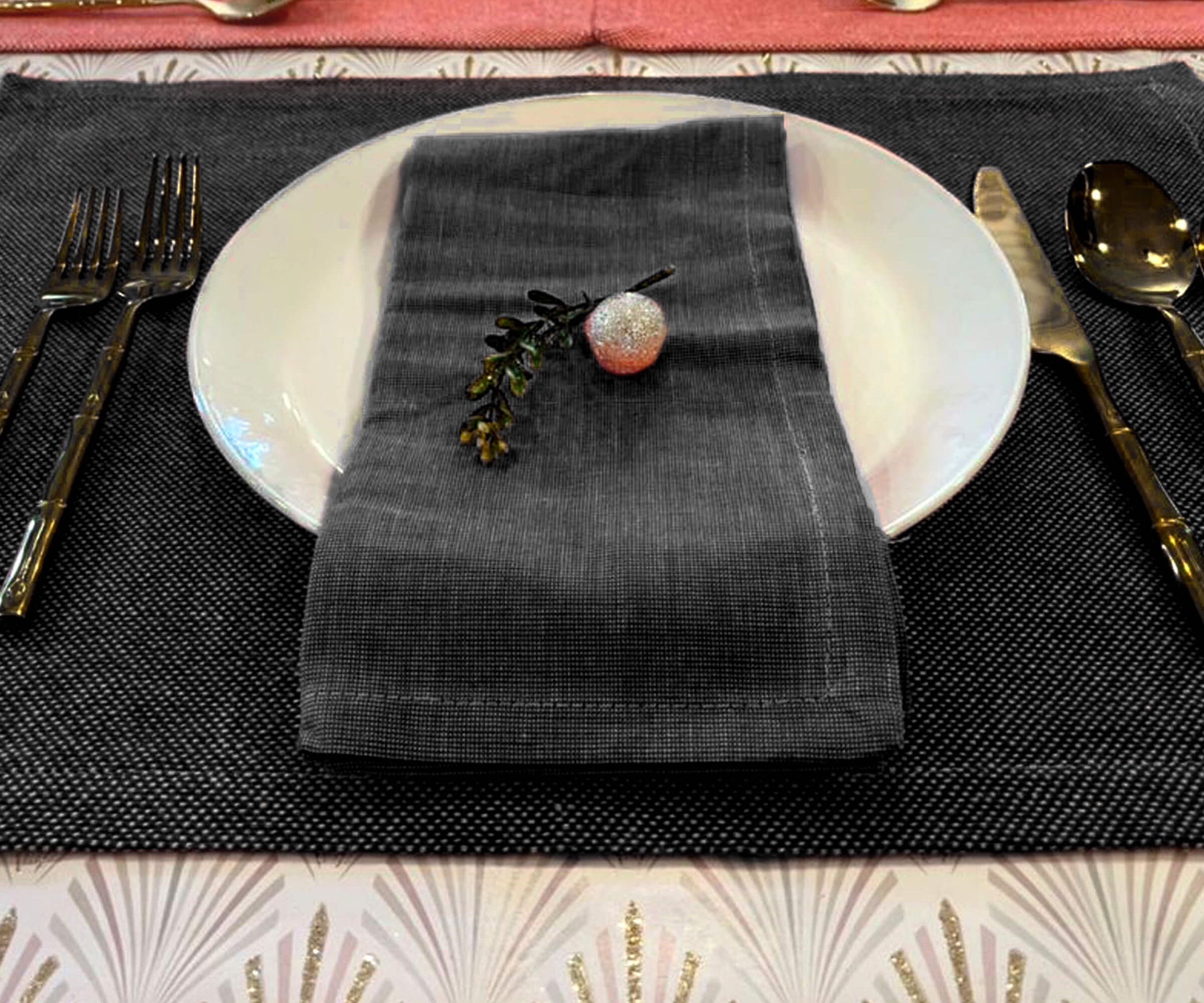 The black fabric napkins can be used for everyday meals, black cloth napkins, plain napkins