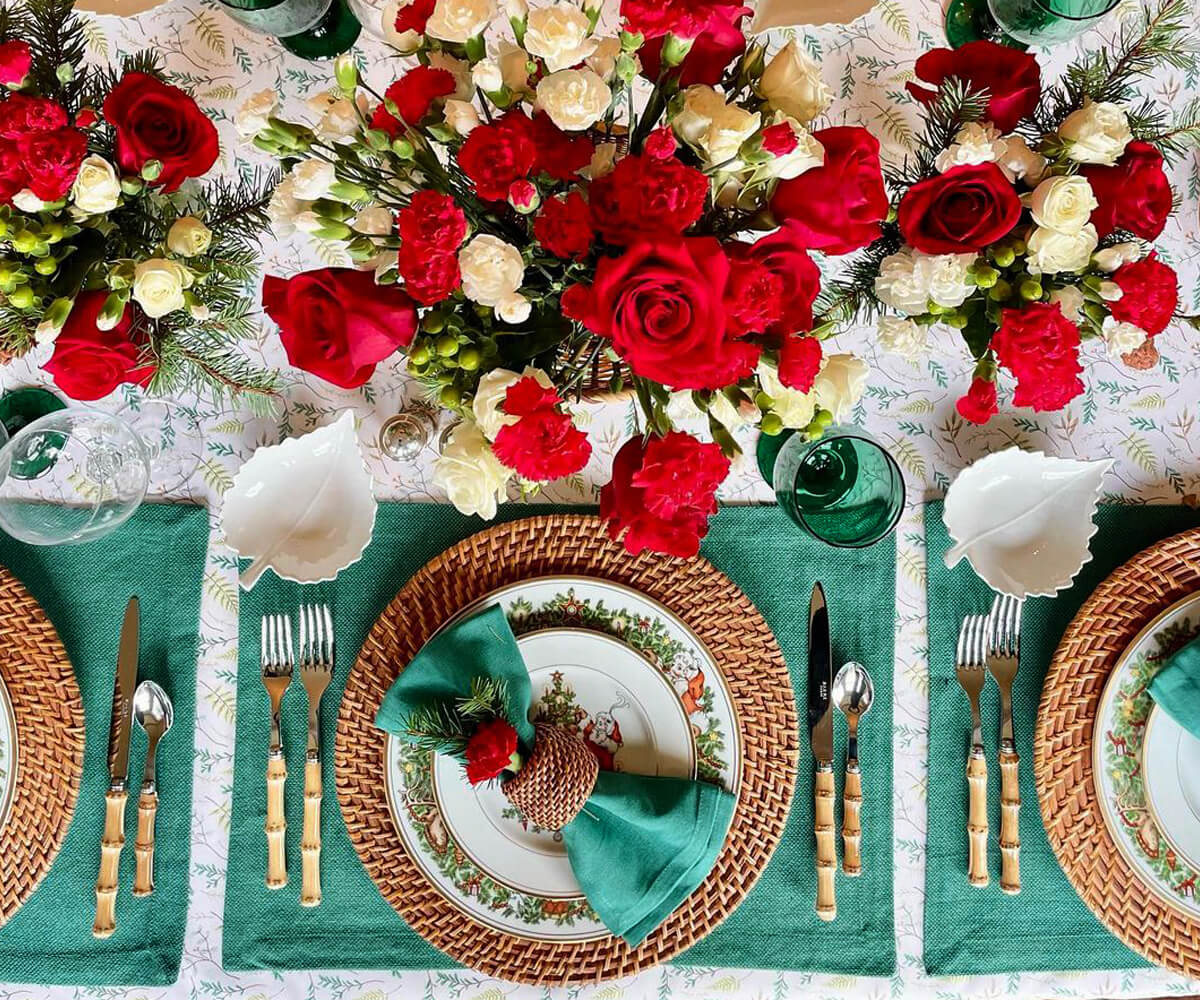 Dinner Cloth Napkins are arranged on the plate and beautifully decorated with flowers. 
