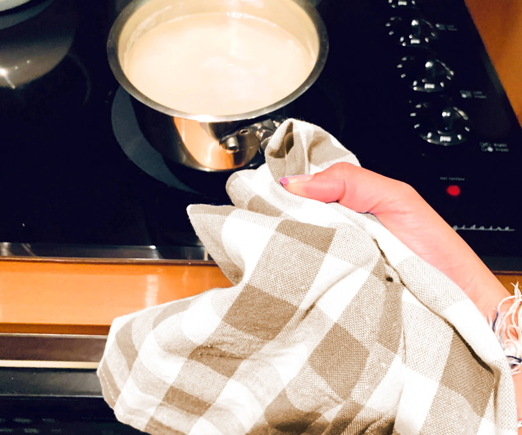 A kitchen towel set is a great way to get everything you need for your kitchen in one place. It typically includes a variety of towels, such as dish towels, hand towels, and tea towels.