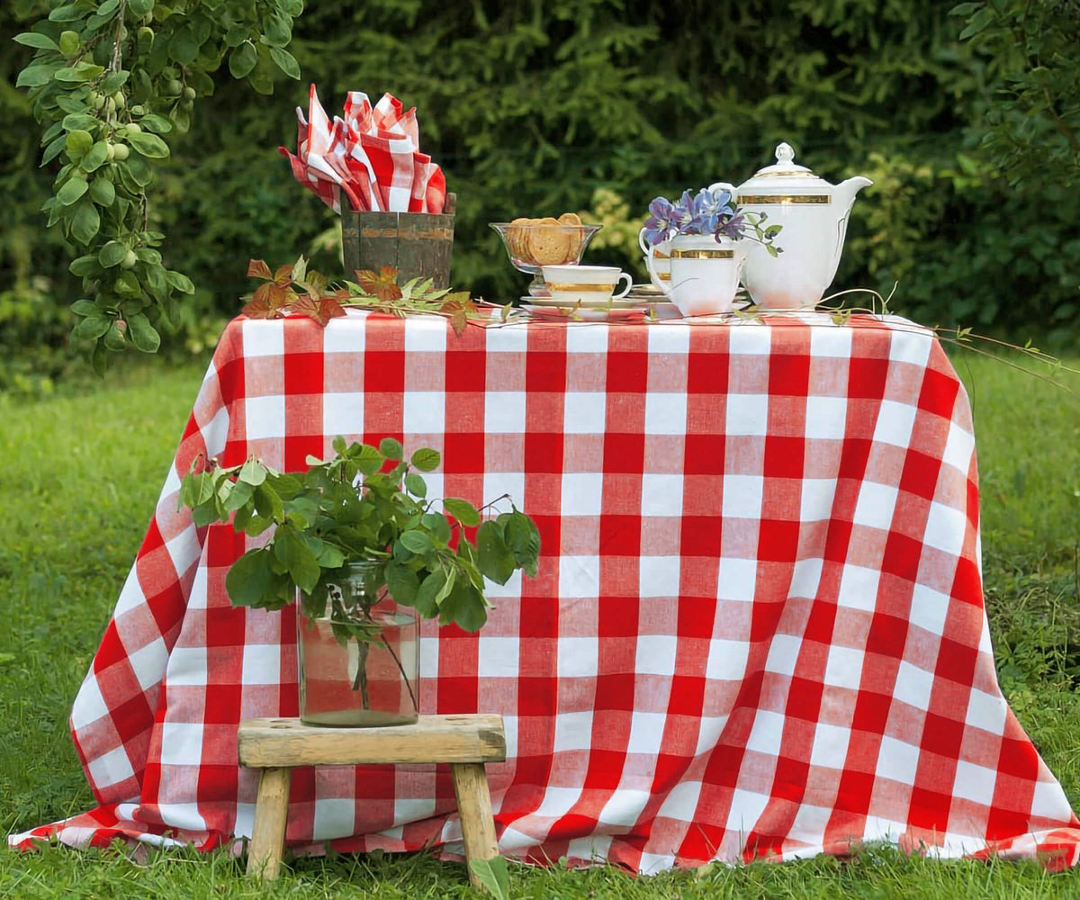 When selecting outdoor tablecloths, durability and weather resistance are key factors to consider, ensuring they stay in good condition.