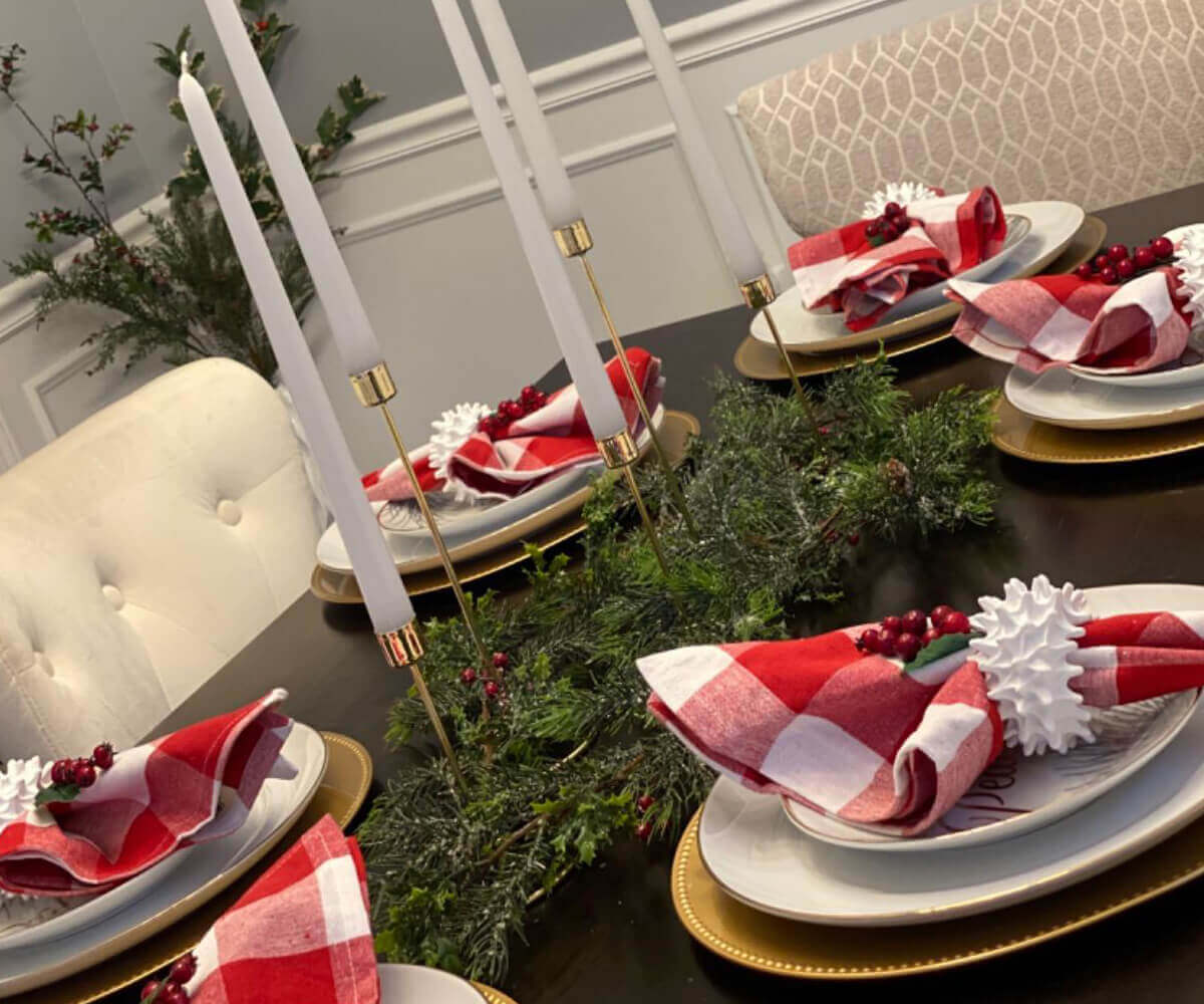 Choose from our exquisite collection of red and white cloth napkins, enhancing the aesthetics of your dining space.