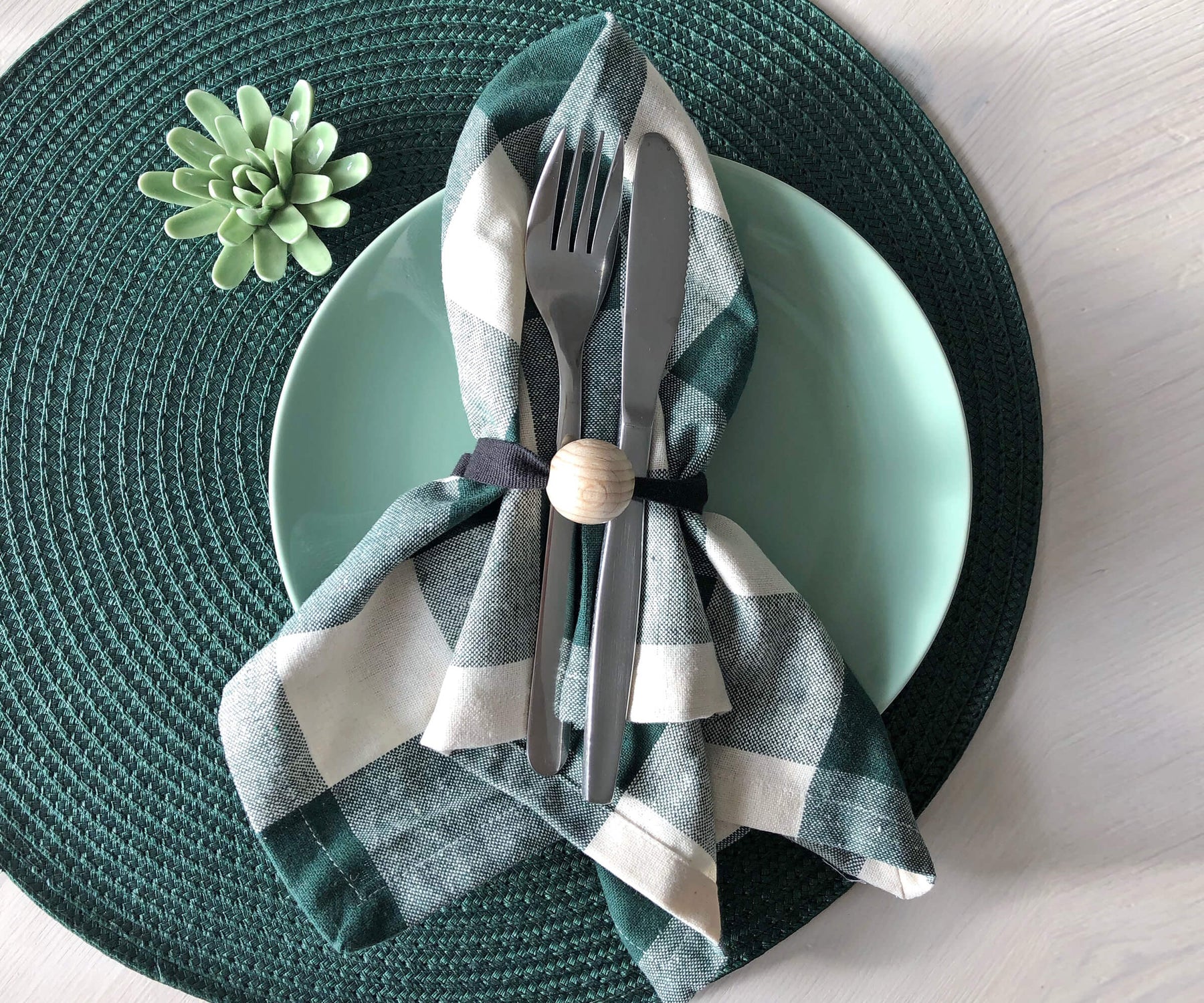 Elevate your table with green napkins, lending a touch of contemporary elegance to your dining ambience.