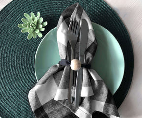 Elevate your table with gray napkins, lending a touch of contemporary elegance to your dining ambiance.